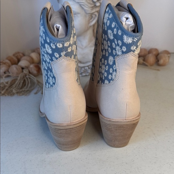 Dolce Vita Nashe women’s Ankle Boot Sz 8.5 Color: Blue Floral Nubuck - Picture 8 of 12